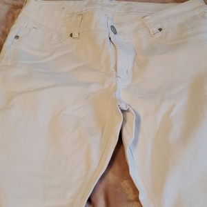 EUC SEVEN brand white cropped jeans